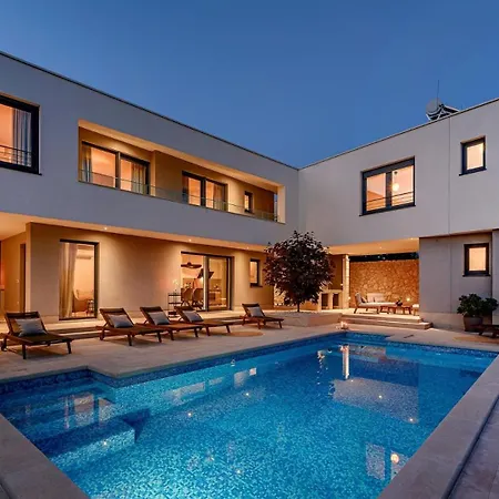 Vila Luxury Adris With Heated Pool, Gym, Sauna - Split Kaštela