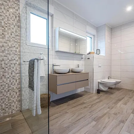 Luxury Adris With Heated Pool, Gym, Sauna - Split *