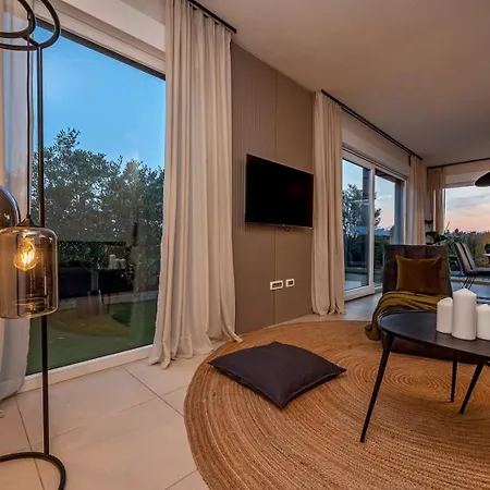Luxury Adris With Heated Pool, Gym, Sauna - Split