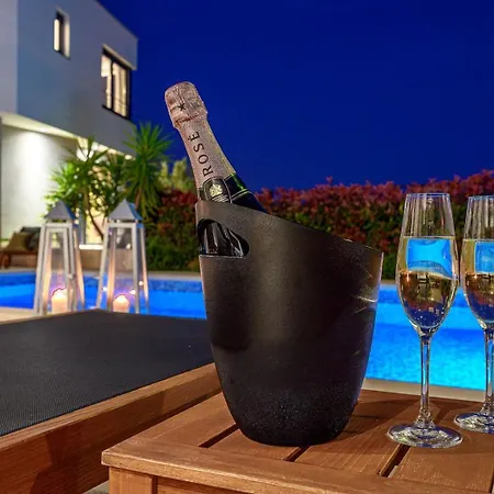 Luxury Adris With Heated Pool, Gym, Sauna - Split וילה Kaštela